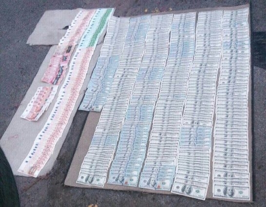 Работники криминальной полиции Закарпатья задержали группу иностранцев, которые похитили из пункта обмена валют в городе Берегово Закарпатской области $1400. 