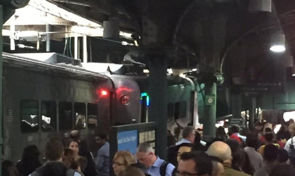 В США поезд въехал в железнодорожную станцию ​​29 сентября, более сотни пострадали. 