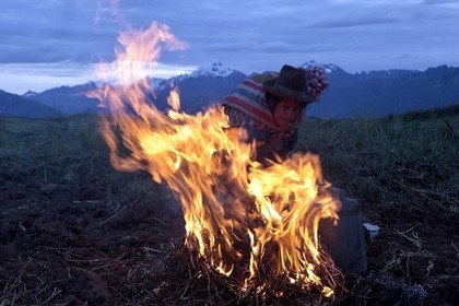 В Перу женщину обвинили в колдовстве и сожгли живьем на костре представители одного из коренных племен в лесах Амазонки. 