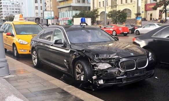 В Москве на Новом Арбате в ДТП попал автомобиль с помощником президента России Владиславом Сурковым. 