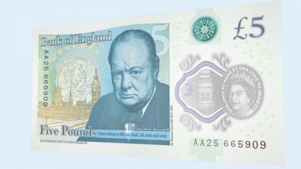 В Великобритании с сегодняшнего дня ввели в обращение первую пластиковую банкноту номиналом пять фунтов стерлингов с обновленным дизайном. 