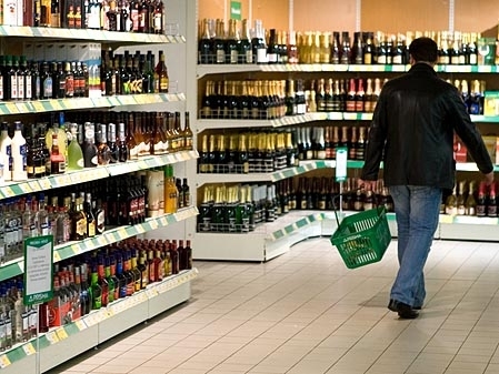 Верховный суд Украины установил, что местные власти не могут запрещать продажу алкоголя после 22 часов. 
