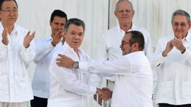 Колумбийский президент Хуан Мануэль Сантос и лидер левой повстанческой группировки ФАРК Тимолеон Хименес, известный под псевдонимом Тимоченко, подписали мирное соглашение после 50 лет вооруженного конфликта. 