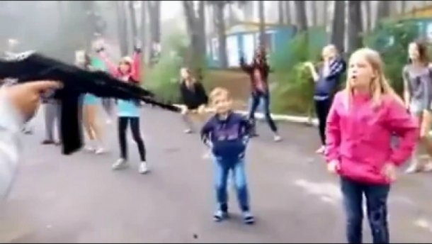 В Тернопольской области в патриотически-тренировочном лагере для детей из прифронтовых районов и детей участников АТО воспитатель стрелял в ребенка из пневматического оружия. 