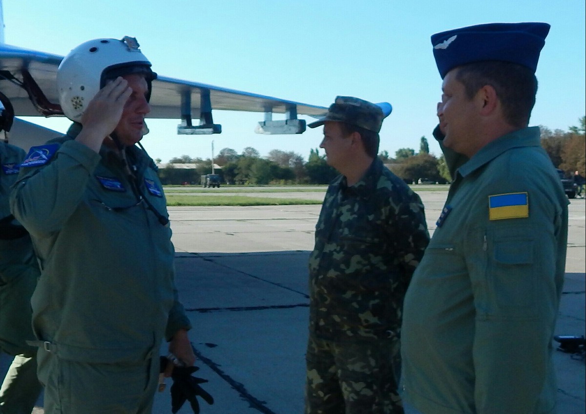 Украинский военного летчика полковника Александра Оксанченко был признан лучшим за выполнение фигур высшего пилотажа на истребителе Су-27. 