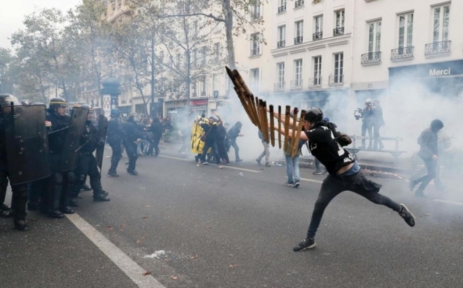 Во Франции тысячи людей вышли на акции протеста против трудовой реформы. 