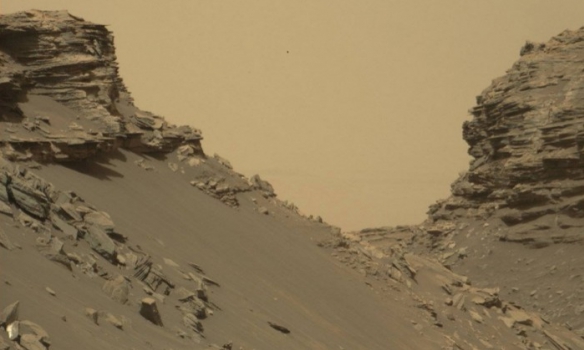 Марсоход Curiosity прислал на Землю новую порцию снимков, на которых запечатлены необычные ландшафты подножия горы Шарп. 