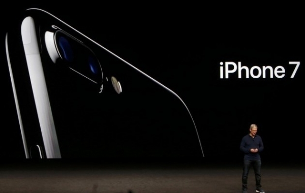 Компания Apple представила iPhone 7 с обновленным дизайном и улучшенной камерой. 
