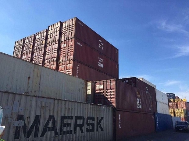 В Одесском порту обнаружили 41 контейнер с необработанной древесиной, которую пытались незаконно вывезти за границу. 