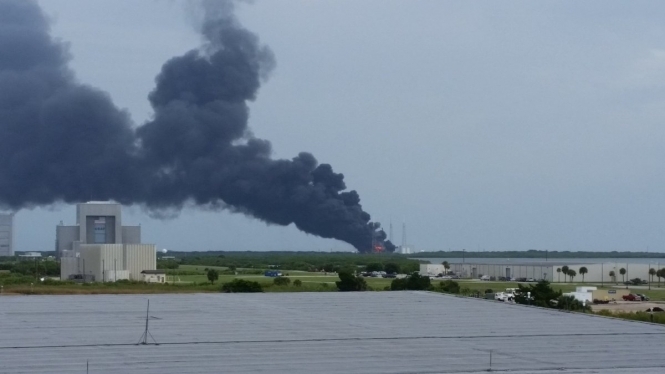 На пусковой платформе Космического центра имени Кеннеди во Флориде, где компания SpaceX готовила запуск ракеты, прогремел взрыв. 