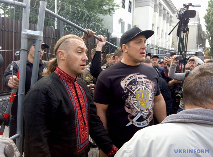 У посольства РФ в Украине произошли столкновения между протестующими против проведения выборов в Госдуму РФ в посольстве в Киеве и правоохранителями. 