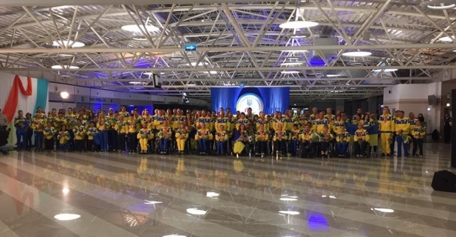 В ночь на 22 сентября приехала большая, но не вся часть сборной. Встречать наших спортсменов в аэропорту "Борисполь" пришли несколько сотен человек. 