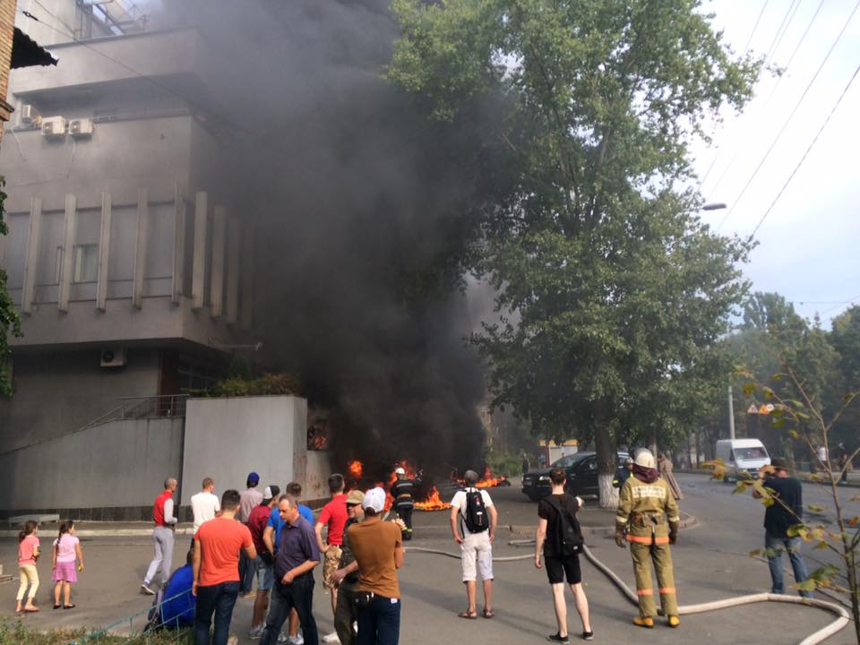 В Киеве на улице Щусева горит здание телеканала "Интер". 