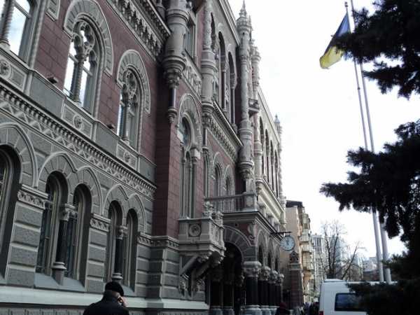 Национальный банк Украины приостановил выдачу лицензий физическим лицам на перевод валюты за границу. 