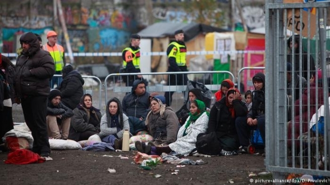 Власти Парижа провели операцию по выселению нелегальных мигрантов из стихийного лагеря в пределах города. 