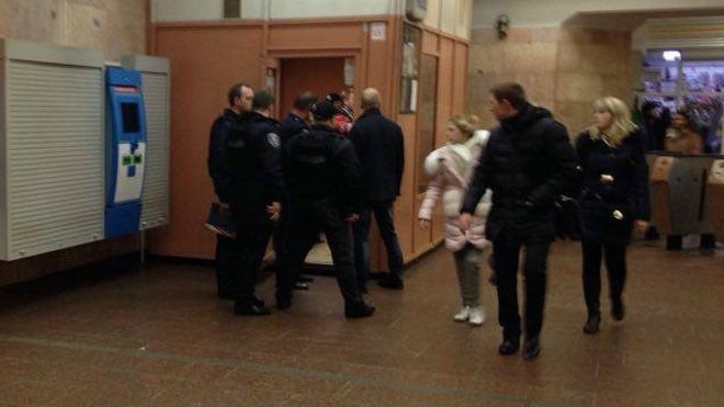 На станции метро "Лыбидская" в Киеве примерно в 16:30 мужчина подстрелил полицейского. 