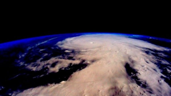 Американское аэрокосмическое агентство NASA показало видео урагана "Мэтью", снятое с борта Международной космической станции. 