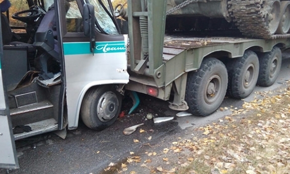 В Гайсинском районе Винницкой области пассажирский автобус врезался в военный тягач. 