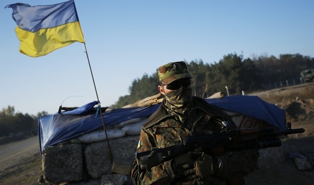 На блокпостах в Донецкой области на прошлой неделе полиция задержала шесть непосредственных участников незаконного вооруженного формирования и 17, которые поддерживали связь с террористами. 