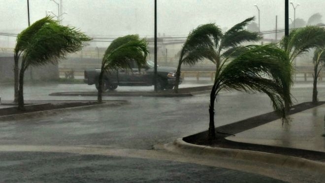 По меньшей мере 69 человек погибли в результате сокрушительного урагана "Мэтью", который ударил по странам Карибского бассейна и движется к Багамам и Флориде. 