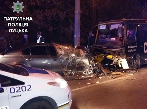 Около 21 часа 2 октября на улице Гнидавской в Луцке, перед мостом через реку Стырь, автомобиль БМВ совершил столкновение с маршрутным такси. 