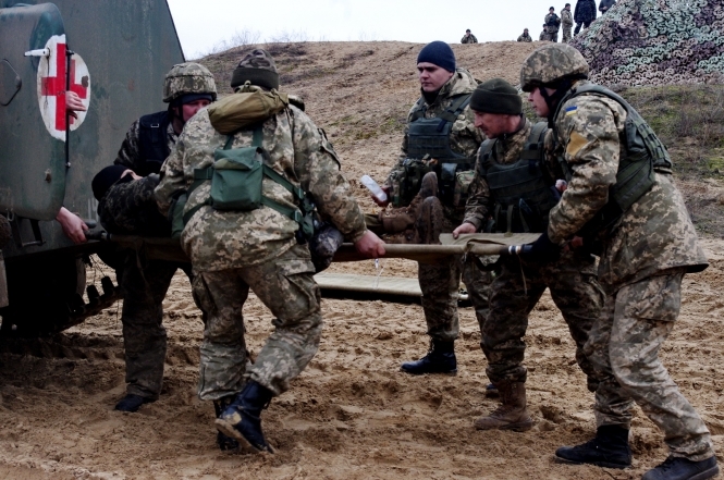 В Луганской облоасти на мине подорвался автомобиль с военными, в результате чего один боец погиб, трое ранены. 