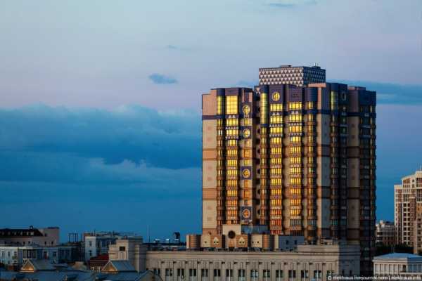 Судья Киевского апелляционного административного суда Светлана Шелест в январе 2015 года получила в подарок квартиру в центре Киева стоимостью от 20 до 50-ти миллионов гривен. 