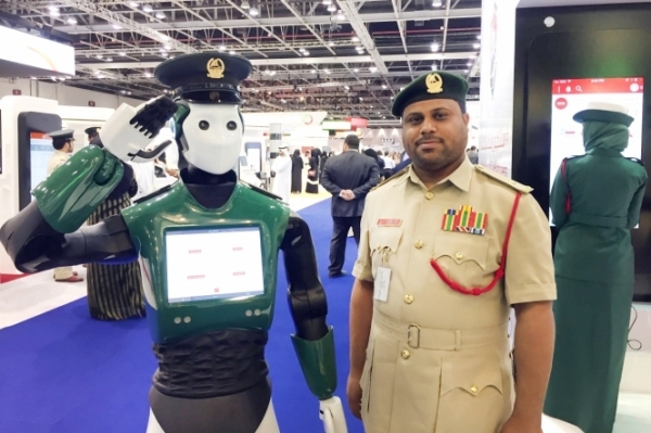 Полиция Дубаи (ОАЭ) объявила, что в 2017 году будет введен в эксплуатацию первый робот-полицейский. 