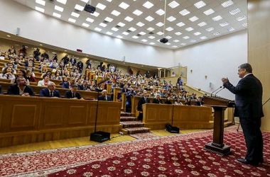 Порошенко рассказал студентам о гибридной войне Кремля 