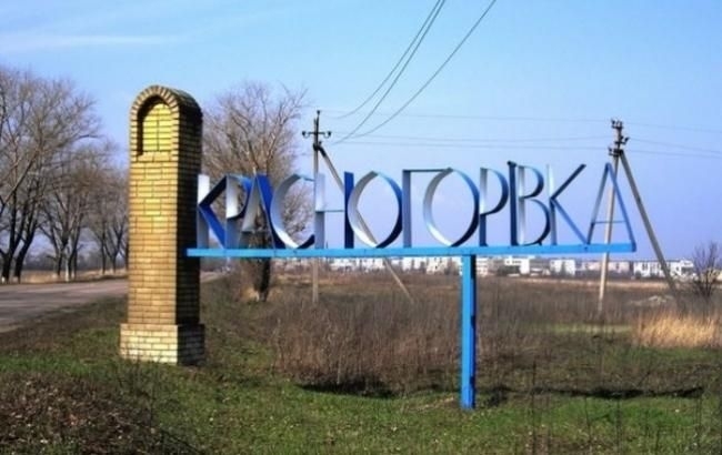 В Красногоровке Донецкой области снаряд боевиков попал в крышу трансформаторной подстанции, в результате чего часть города осталась без электричества. 