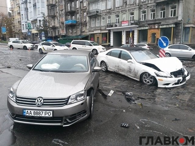 В центре Киева днем в воскресенье, 9 октября, водитель Mercedes не справился с управлением и врезался в памятник герою Небесной сотни Михаилу Жизневскому. 