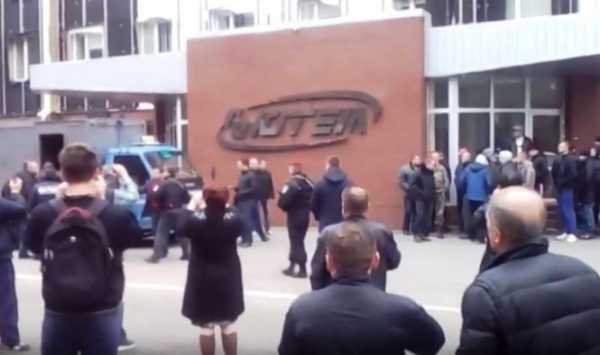 В Буче за попытку рейдерского захвата предприятия "ЮТЕМ Инжениринг" задержаны 50 человек. 