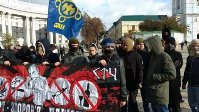 Участники право-радикальных организаций сорвали в центре Киева акцию, посвященную легализации легких наркотиков. 