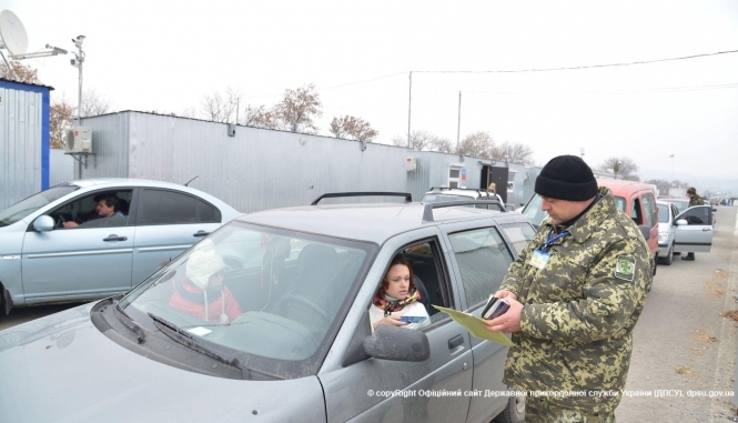 Государственная пограничная служба сообщила, что постепенно переносит контрольный пункт въезда-выезда "Зайцево" ближе к линии разграничения, через что переход там ограничен. 