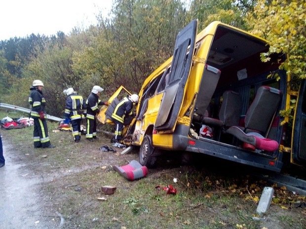 В Каменец-Подольском районе Хмельницкой области на так называемом "Тещином языке" (проблемный отрезок дороги между Каменец-Подольским и Хмельницким, - ред.) столкнулись микроавтобус Mercedes Sprinter и грузовой автомобиль DAF. 