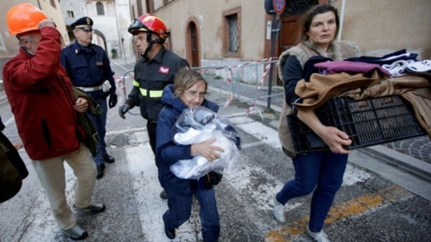 Десятки человек ранены в результате двух мощных землетрясений, которые потрясли центральную часть Италии минувшей ночью. 