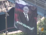 На мосту в Нью-Йорке вывесили баннер с портретом Путина-“миротворца” (видео)