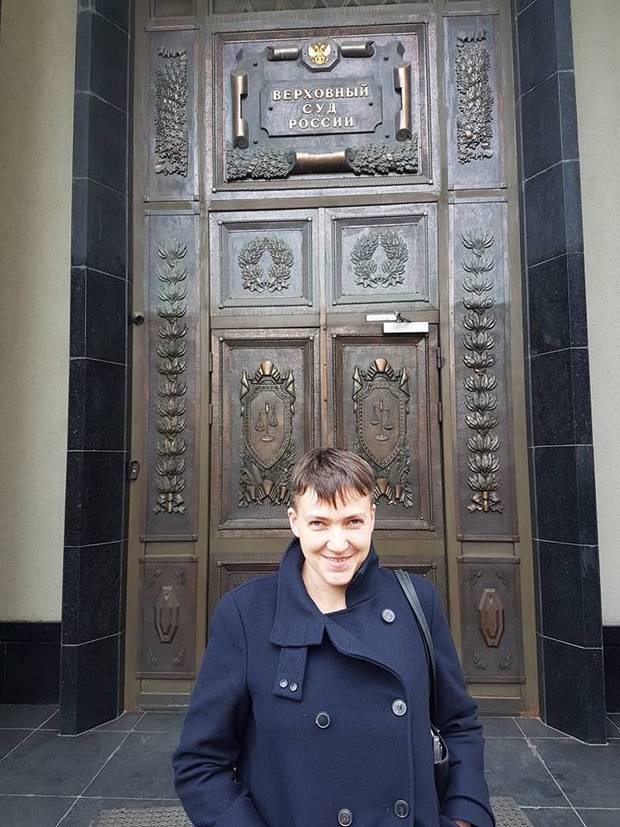 Народный депутат Украины Надежда Савченко прибыла в Москву на заседание Верховного суда России по делу украинцев Николая Карпюка и Станислава Клиха. 