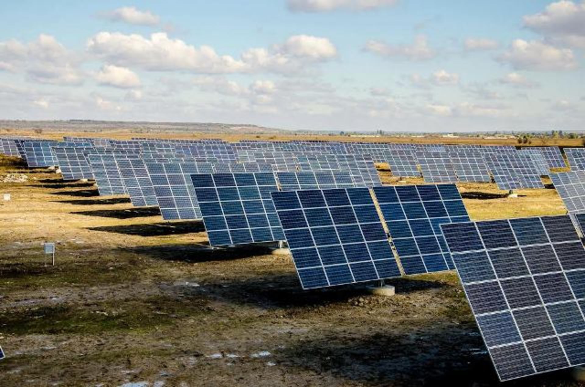 В поселке Подгородное в Днепропетровской области заработала единая в Восточной Европе солнечная электростанция, которая имеет треккерную систему. 