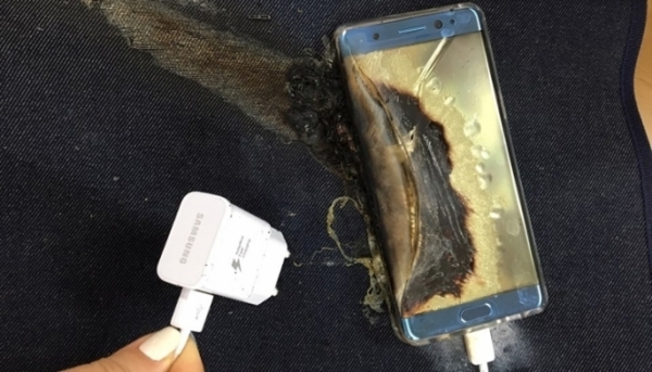 Компания Samsung Electronics заявила о приостановке продаж телефонов Galaxy Note 7, которые несколько раз вспыхивали на борту самолетов, и предложила всем покупателям отключить их. 