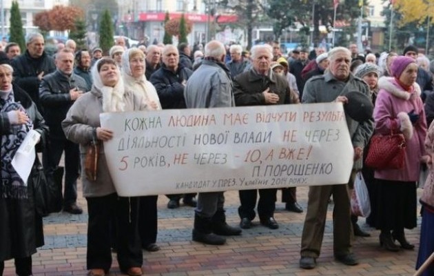 В Виннице перед городским советом, где сейчас проходит пленарное заседание, собрался митинг, участники которого требуют справедливых коммунальных тарифов и прозрачности их формирования. 