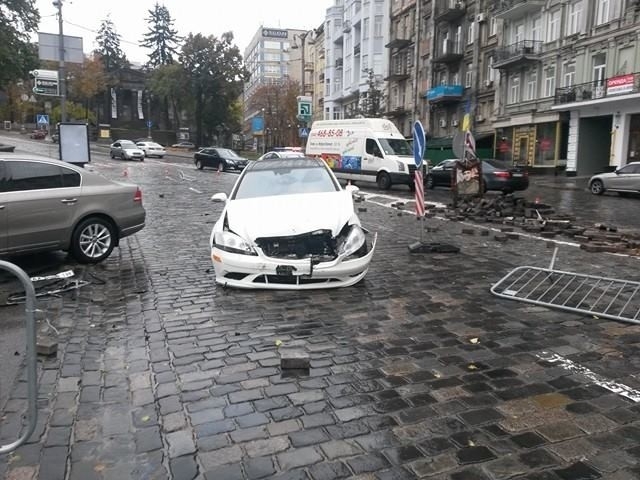 В центре Киева днем в воскресенье, 9 октября, водитель Mercedes не справился с управлением и врезался в памятник герою Небесной сотни Михаилу Жизневскому. 