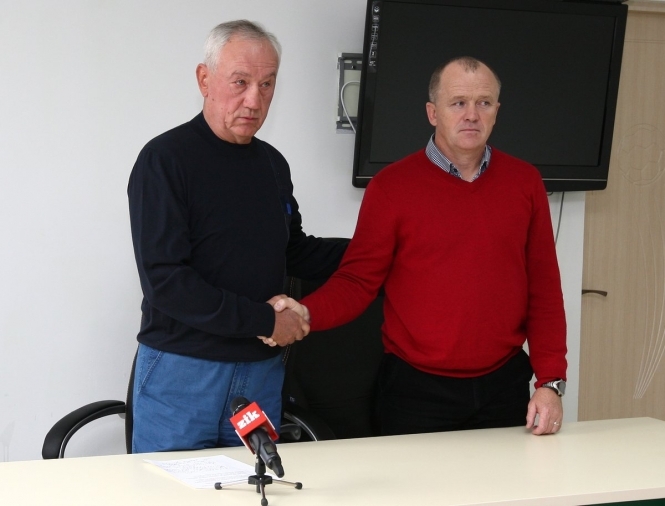 Главным тренером футбольного клуба "Карпаты" назначен белорусского специалиста Олега Дуба. 
