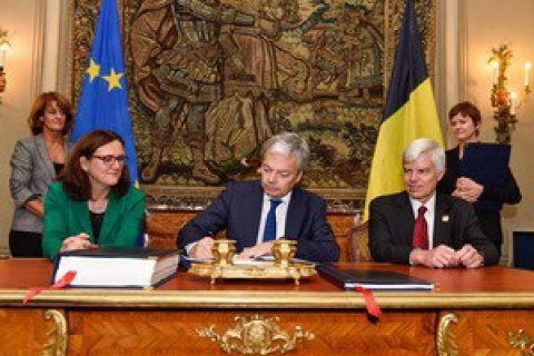 Министр иностранных дел Бельгии Дидье Рейндерс подписал соглашение о зоне свободной торговли между Евросоюзом и Канадой. 