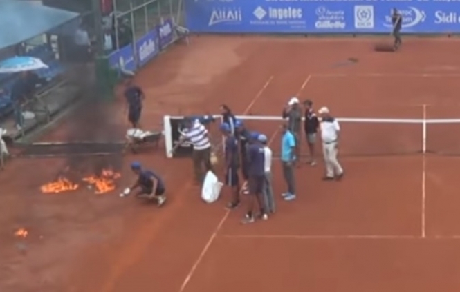 В городе Касабланка (Марокко) после остановленного из-за ливня матча организаторы теннисного турнира серии "Челленджер" подожгли мокрый корт с помощью бензина, чтобы быстрее его высушить. 