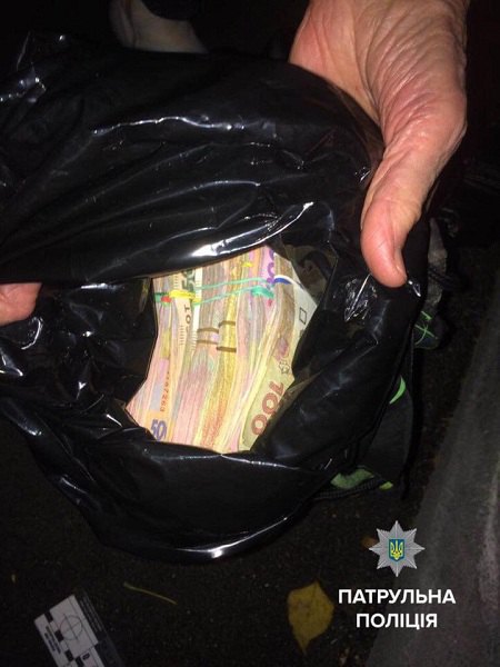 В Оболонском районе Киева сотрудники патрульной полиции задержали мужчину, который похитил рюкзак со 180 тыс. грн с автомобиля. 