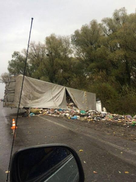 В Ровенской области, вблизи райцентра Дубно в ДТП попала фура, которая перевозила мусор со Львова 
