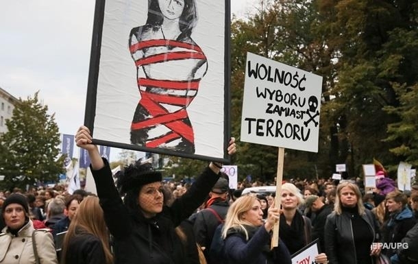 В субботу во второй половине дня под зданием польского Сейма прошла акция против полного запрета абортов. 