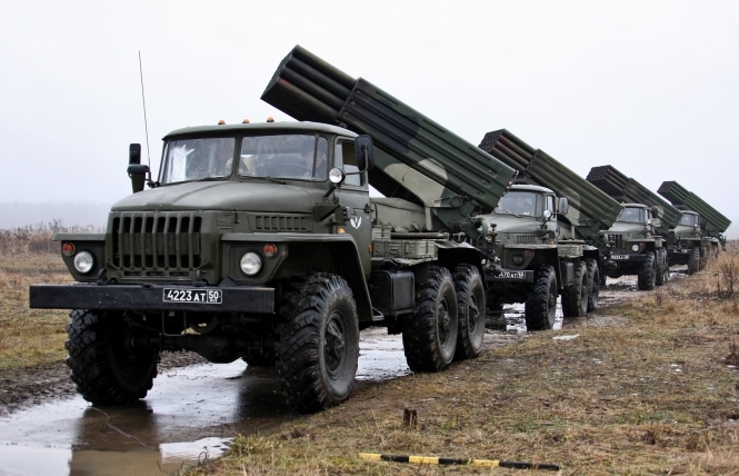 В районах населенных пунктов Луганск, Стаханов, Горловка и Докучаевск, временно оккупированных боевиками, выявлено наличие танков, САУ, 122-мм реактивных систем залпового огня "Град". 