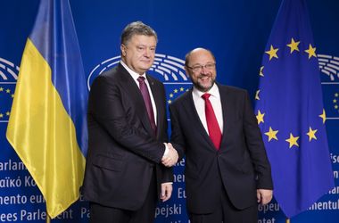 Порошенко и Шульц обсудили усиление санкций против России 